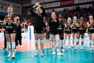 Der Dank an die mitgereisten Fans von Stuttgarts Volleyballerinnen nach Spielende. Foto: CEV